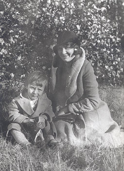 Billy Swanton and his mother, Marion Cross Swanton.jpg 90.5K